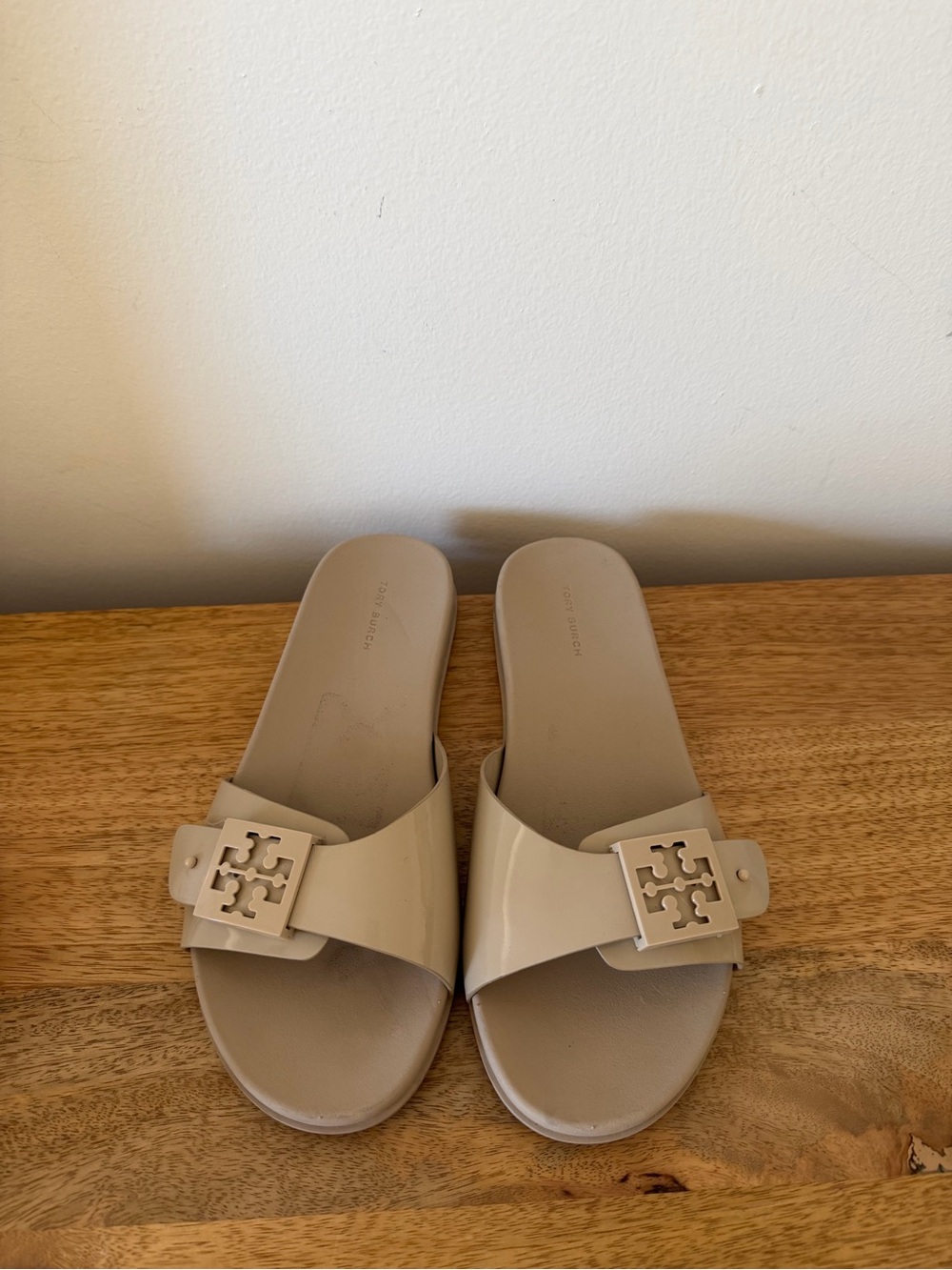 Tory Burch Mellow Beige Nude Patent Logo Slide Sandals 8